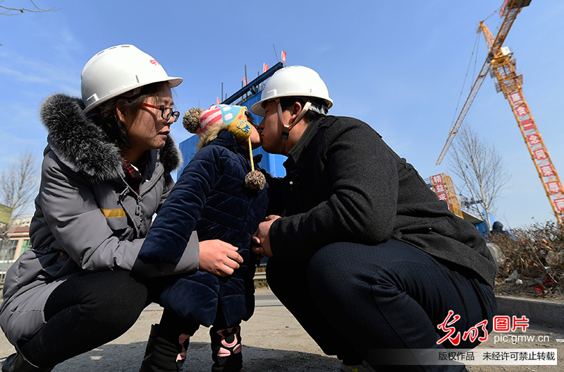 高铁工地亲人陪伴过大年