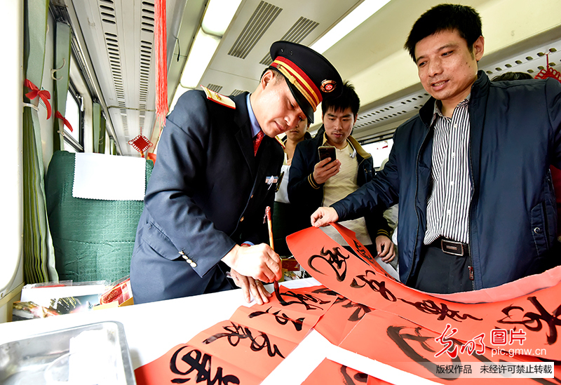 春运故事：文化进车厢 旅途不寂寞