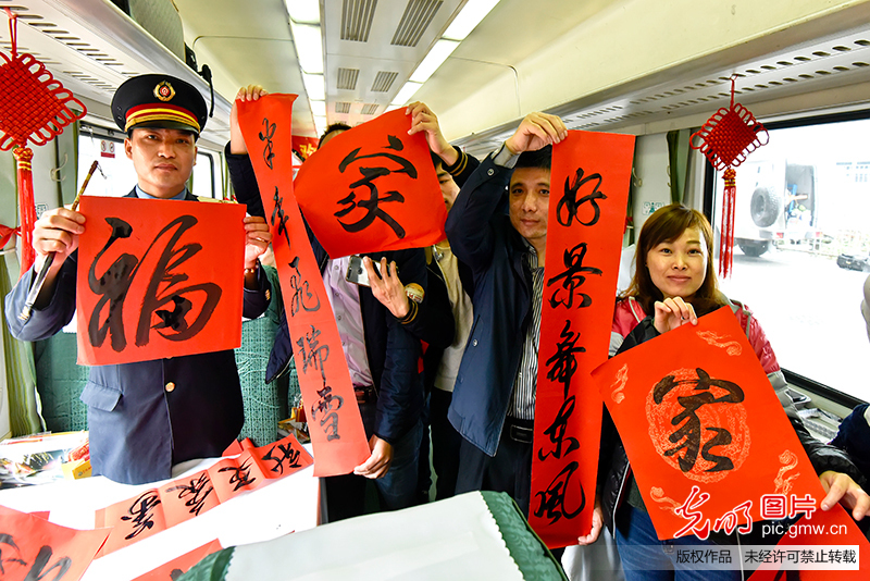 春运故事：文化进车厢 旅途不寂寞