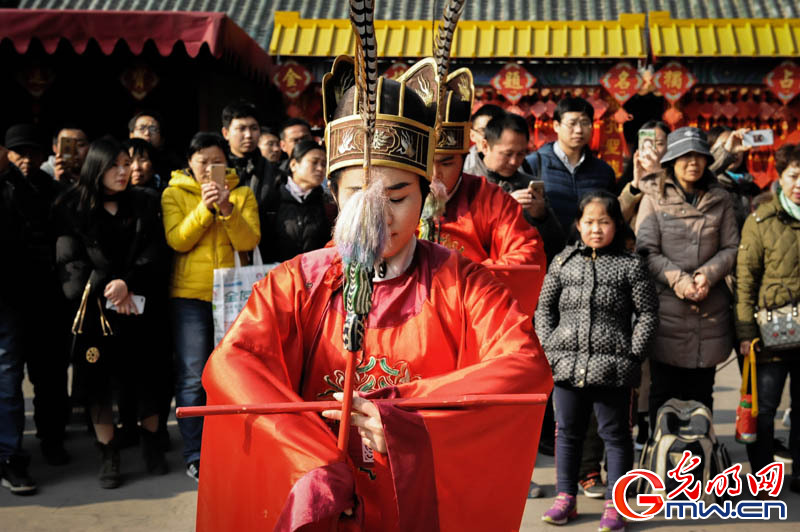 千年礼乐归东鲁 万古衣冠拜素王