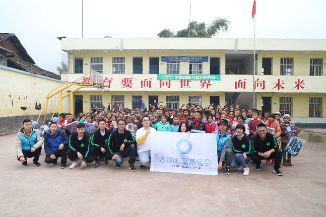 水滴基金会建立后备箱图书室 让大凉山的孩子看到更大世界