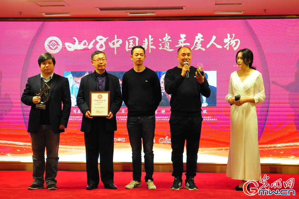 中国非遗年度人物奖杯、证书、伴手礼制作人亮相