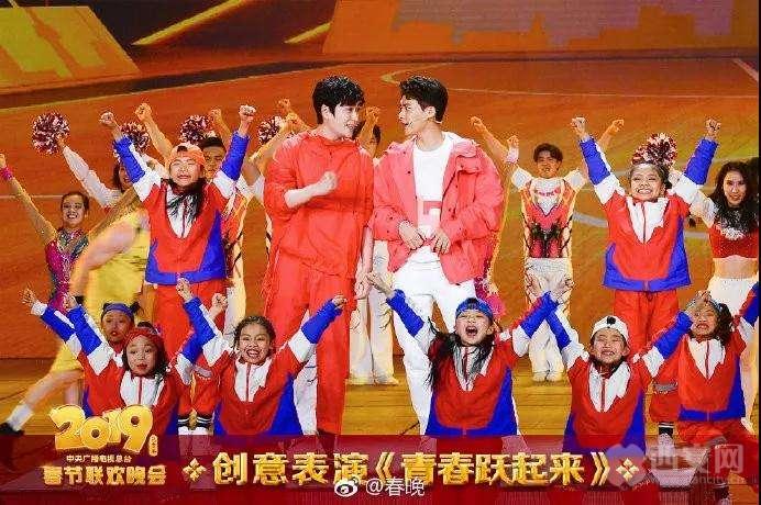 【网络祝年】一条裙子穿五年，“寒酸”的春晚更接地气