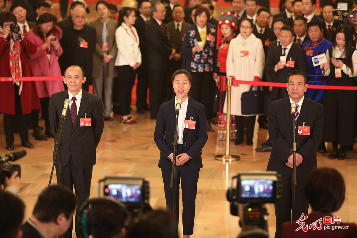 十三届全国人大二次会议举行首场代表通道媒体采访