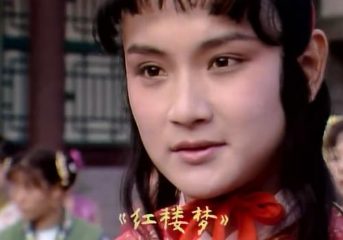 要立足于历史语境和艺术策略来评价贾宝玉