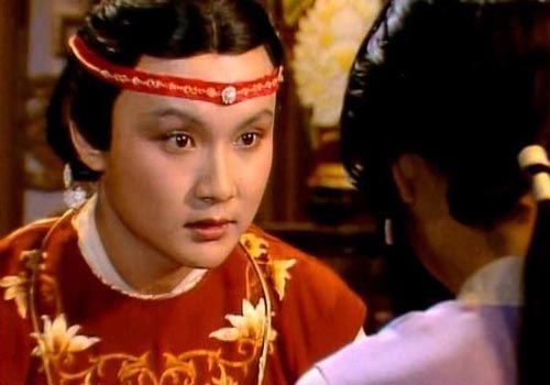 要立足于历史语境和艺术策略来评价贾宝玉