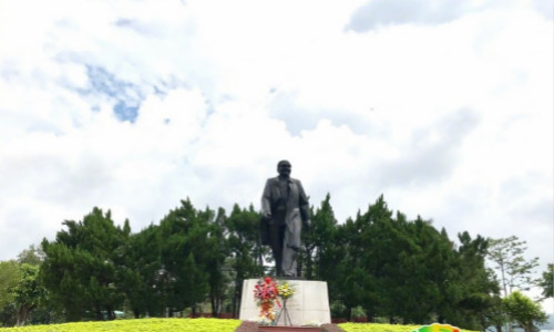 由“站”变“走”，深圳莲花山山顶广场邓小平铜像背后的故事