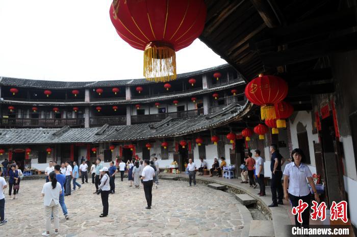 世遗土楼福建华安景区引游人