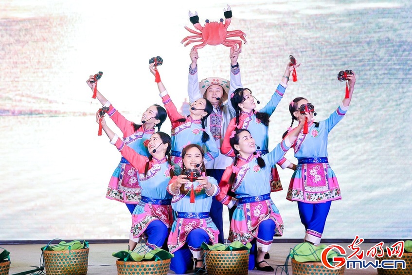 《卖蟹谣》传递“阳澄好秋光 渔家卖蟹忙”景象