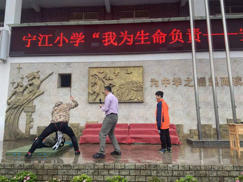 中国三线建设研究会副秘书长何民权走访重庆市宁江小学