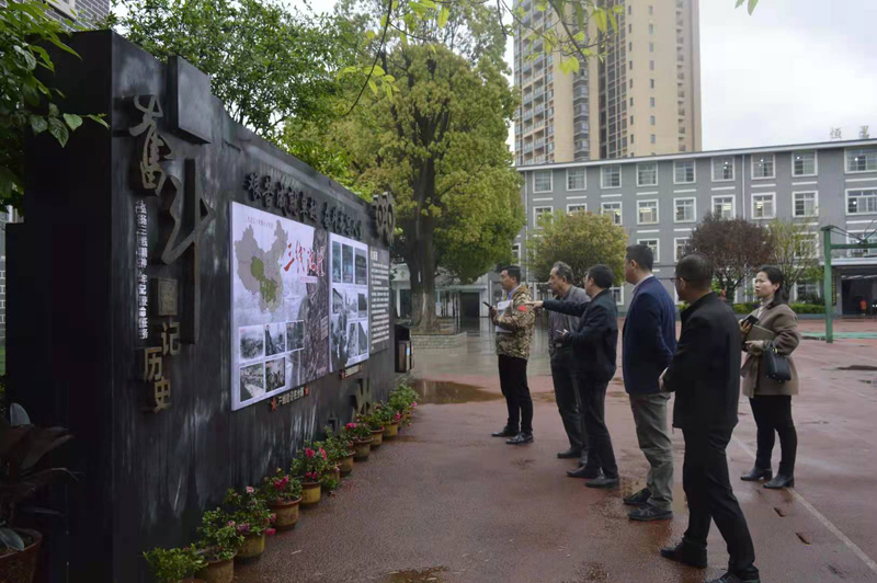 中国三线建设研究会副秘书长何民权走访重庆市宁江小学