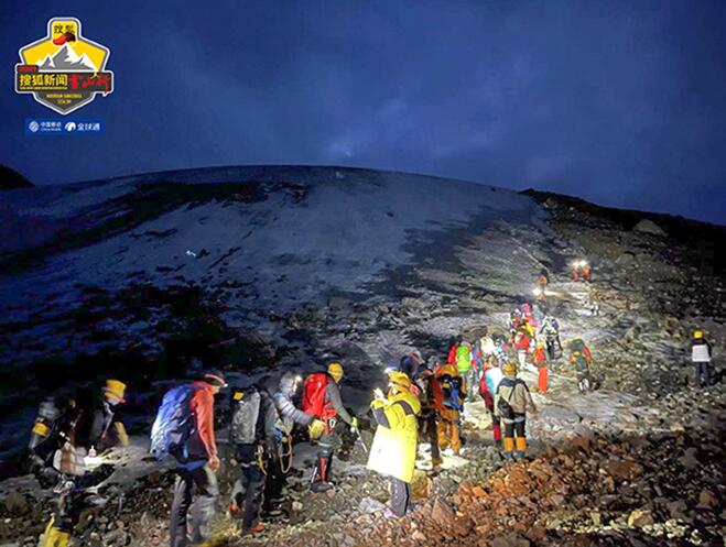 张朝阳李慧珍周韦彤登顶岗什卡雪峰