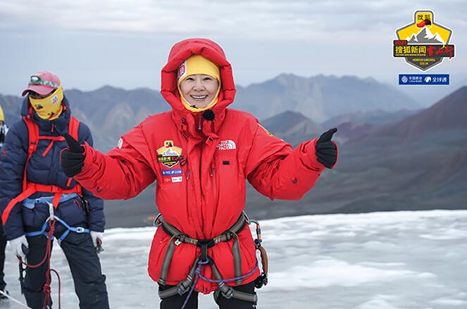 张朝阳李慧珍周韦彤登顶岗什卡雪峰