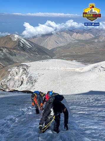 张朝阳李慧珍周韦彤登顶岗什卡雪峰