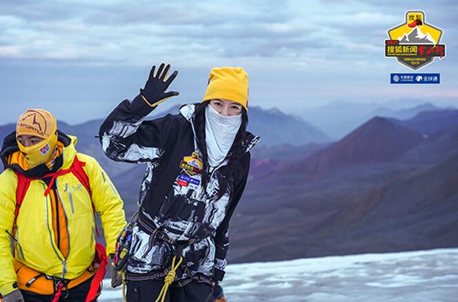 张朝阳李慧珍周韦彤登顶岗什卡雪峰