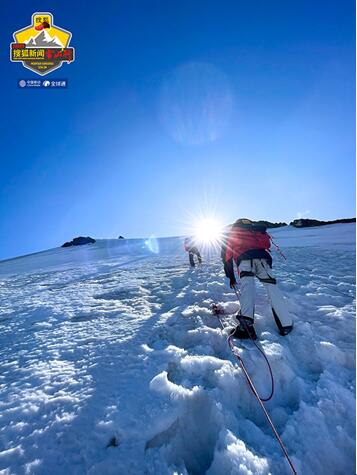 张朝阳李慧珍周韦彤登顶岗什卡雪峰