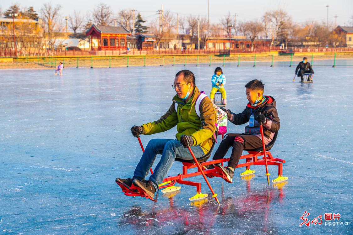 卢沟桥下乐享冰雪运动