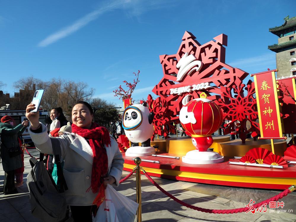 北京前门大街冬奥景观受欢迎