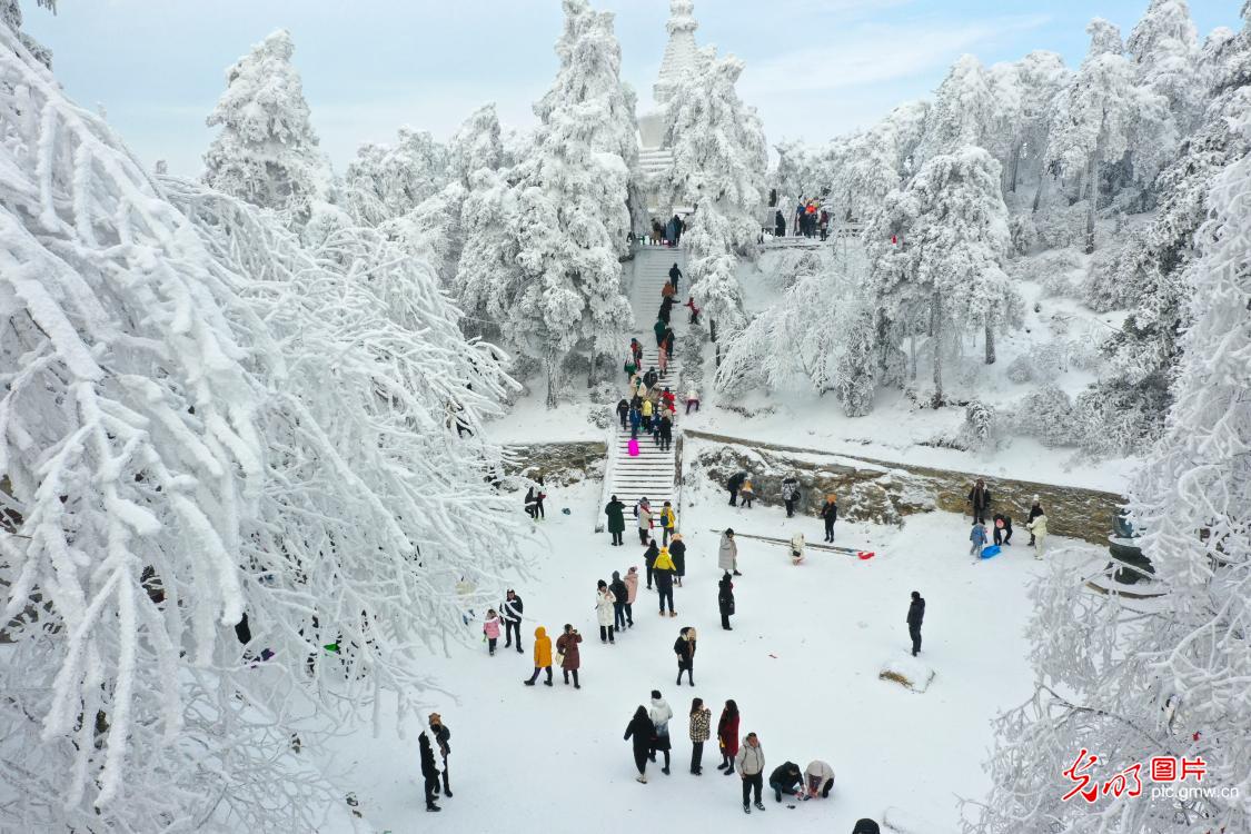 雪后庐山美景如画