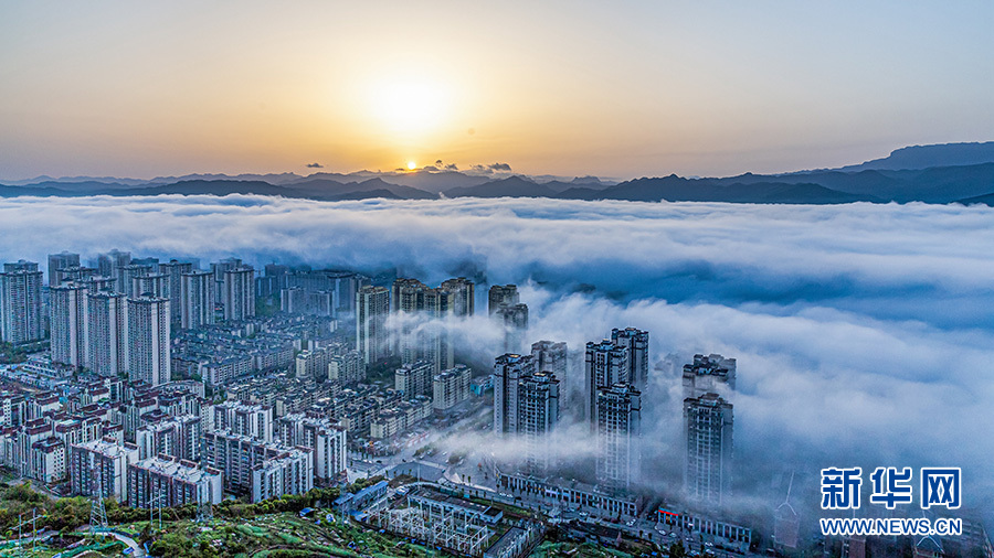 一城山色半城雾 重庆晨雾绕城似梦幻“海景”