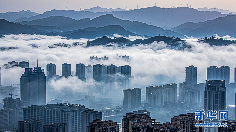 一城山色半城雾 重庆晨雾绕城似梦幻“海景”