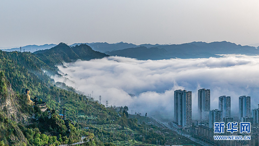 一城山色半城雾 重庆晨雾绕城似梦幻“海景”