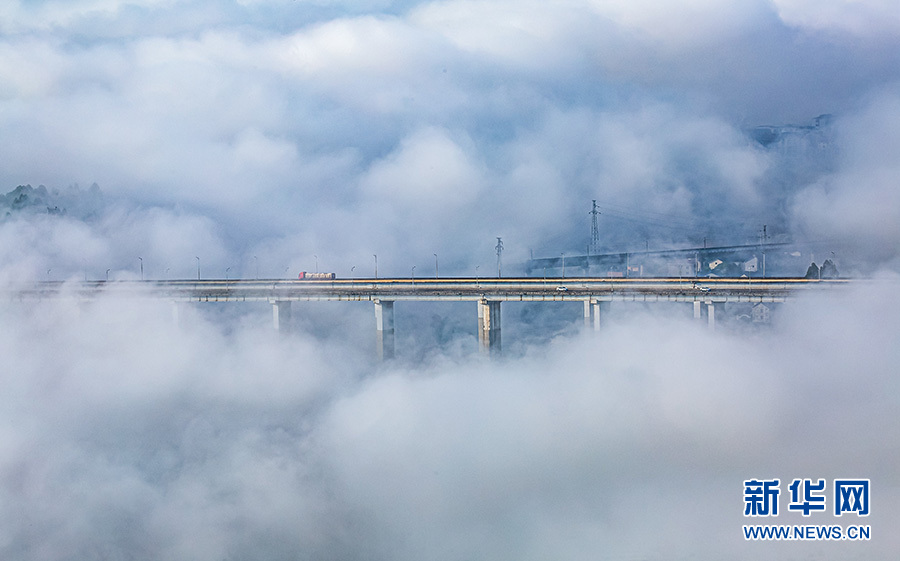 一城山色半城雾 重庆晨雾绕城似梦幻“海景”