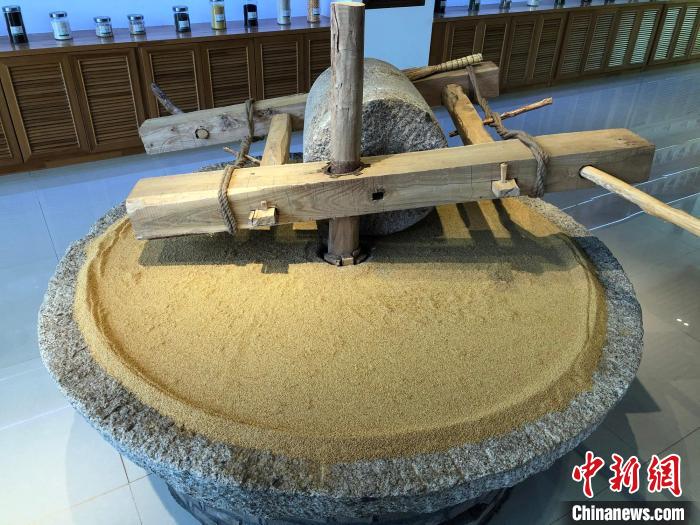 资料图：内蒙古敖汉旗展示当地小米磨制过程。　<a target='_blank' href='/'><p align=