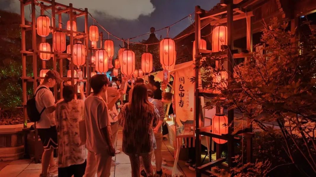 申园遇见文明旅游志愿者，为“国色申香国潮节”增光添彩