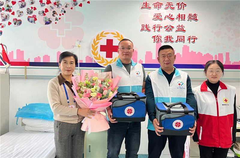 寒冬生暖意 微光抚人心