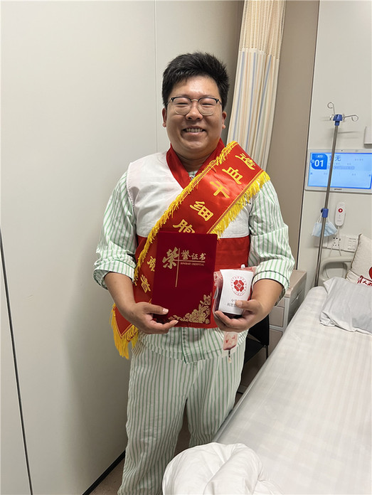 夫妻齐心献爱心，共同挽袖迎新春