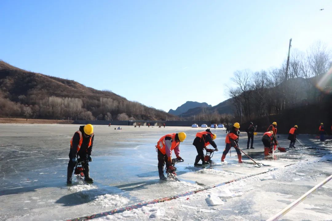 龙庆峡景区采冰忙，冰灯冰雪嘉年华下月开幕