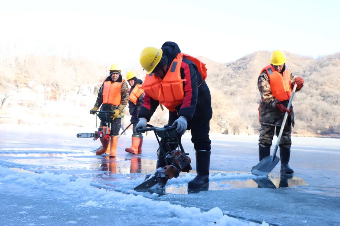 龙庆峡景区采冰忙，冰灯冰雪嘉年华下月开幕