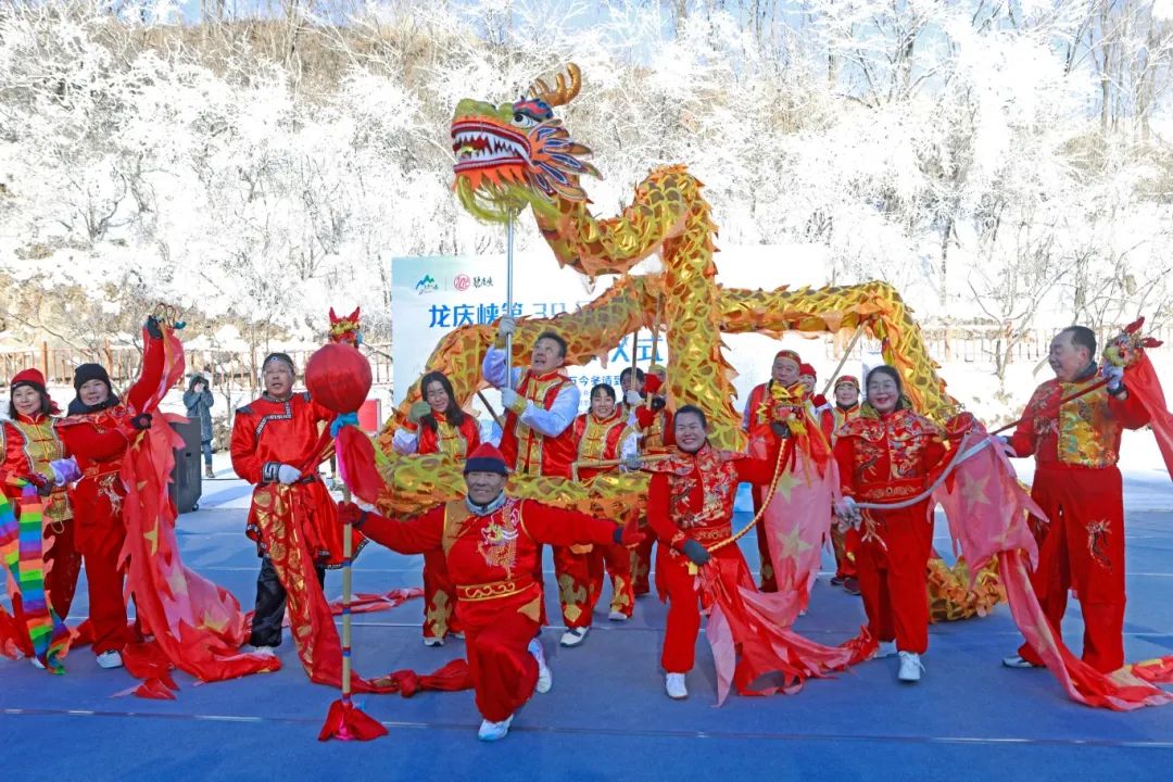 龙庆峡景区采冰忙，冰灯冰雪嘉年华下月开幕