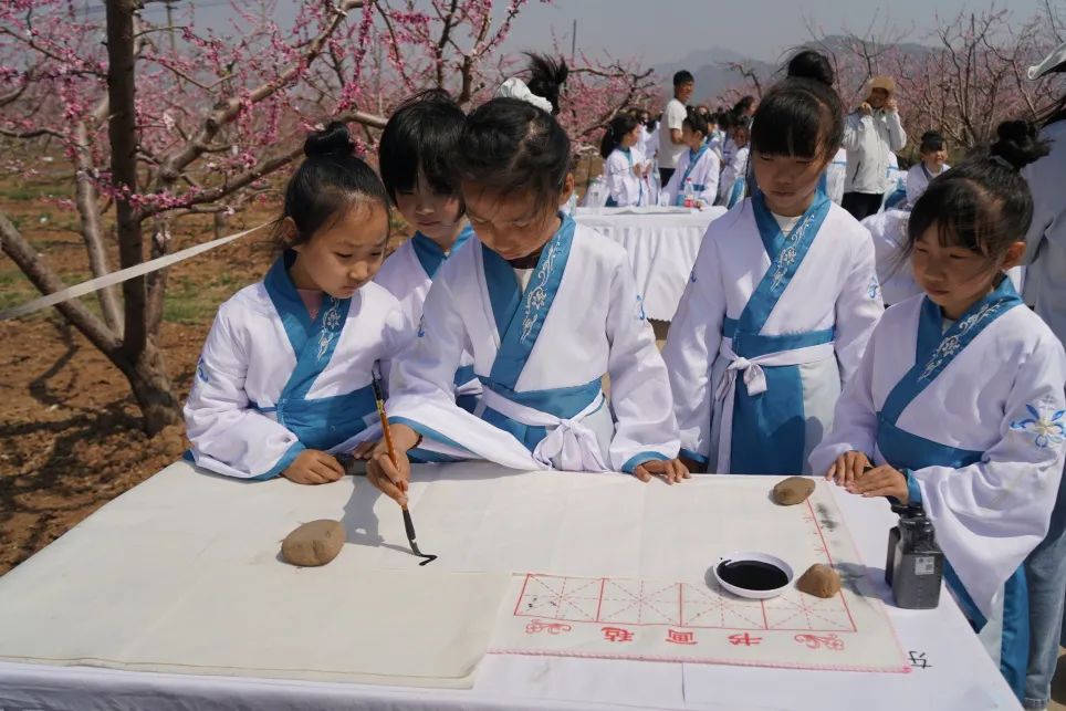 稚子挥毫承古意，百丈长卷绘桃源——平谷千名学子共书“新桃花源”