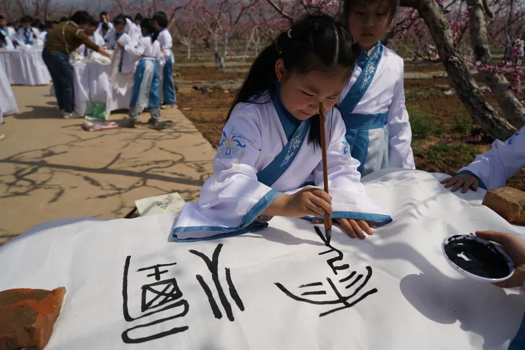 稚子挥毫承古意，百丈长卷绘桃源——平谷千名学子共书“新桃花源”