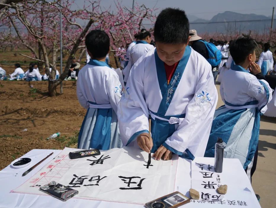 稚子挥毫承古意，百丈长卷绘桃源——平谷千名学子共书“新桃花源”