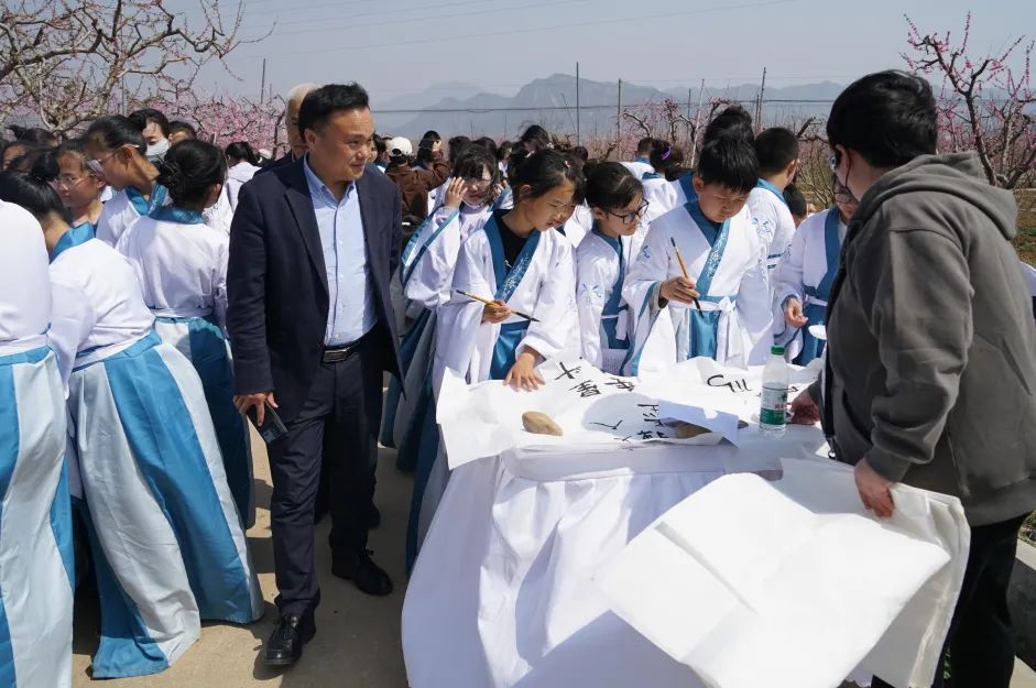稚子挥毫承古意，百丈长卷绘桃源——平谷千名学子共书“新桃花源”