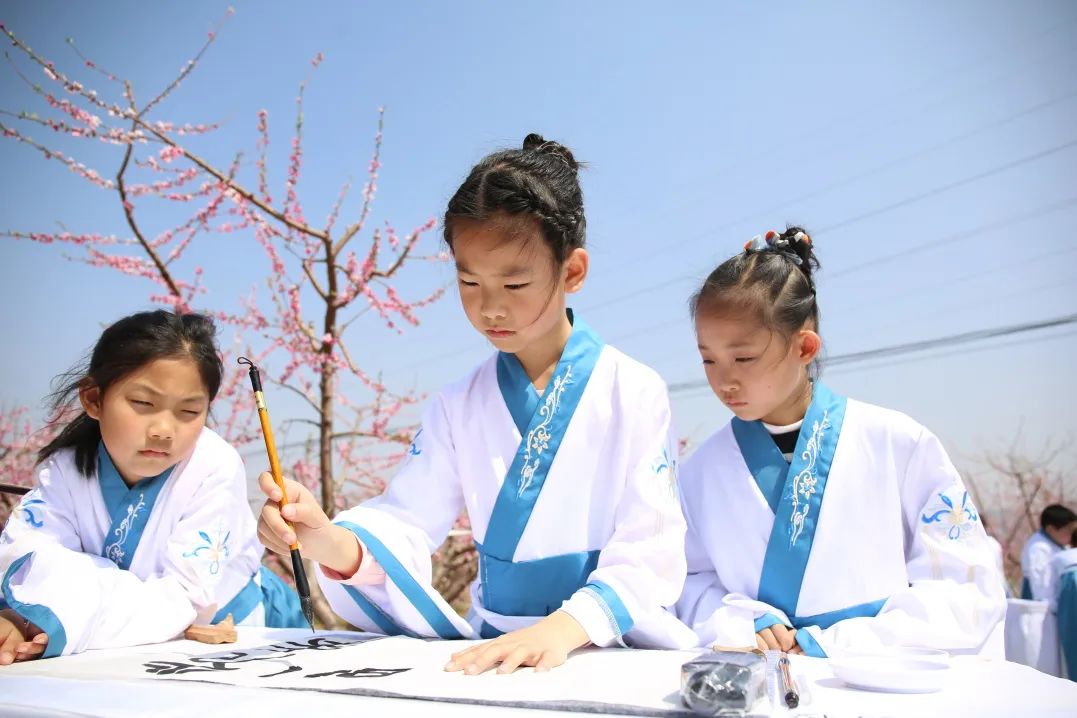 稚子挥毫承古意，百丈长卷绘桃源——平谷千名学子共书“新桃花源”