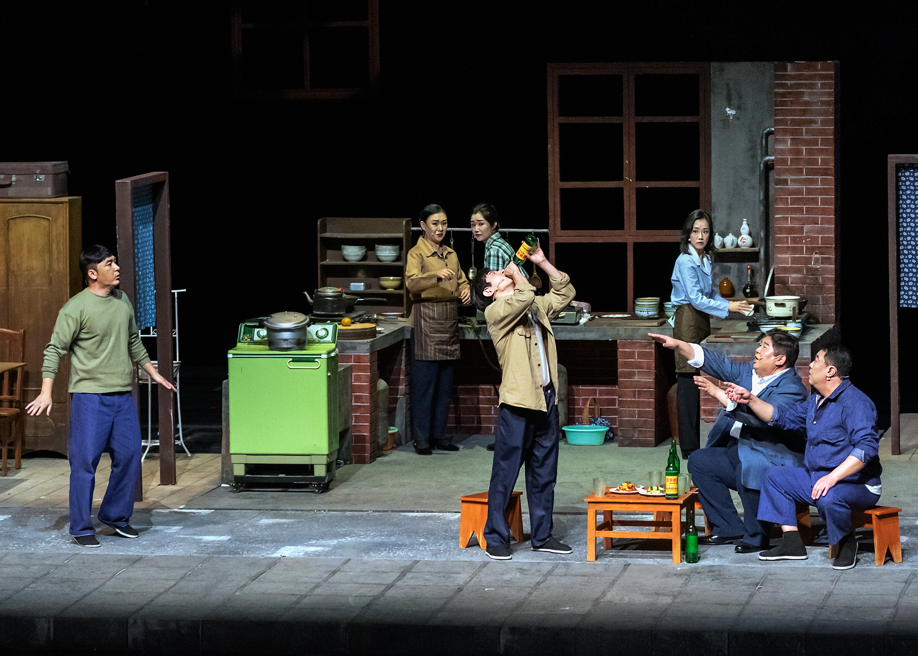 高校原创文化精品 | 《向阳里8号楼》：80年代筒子楼的生活切片