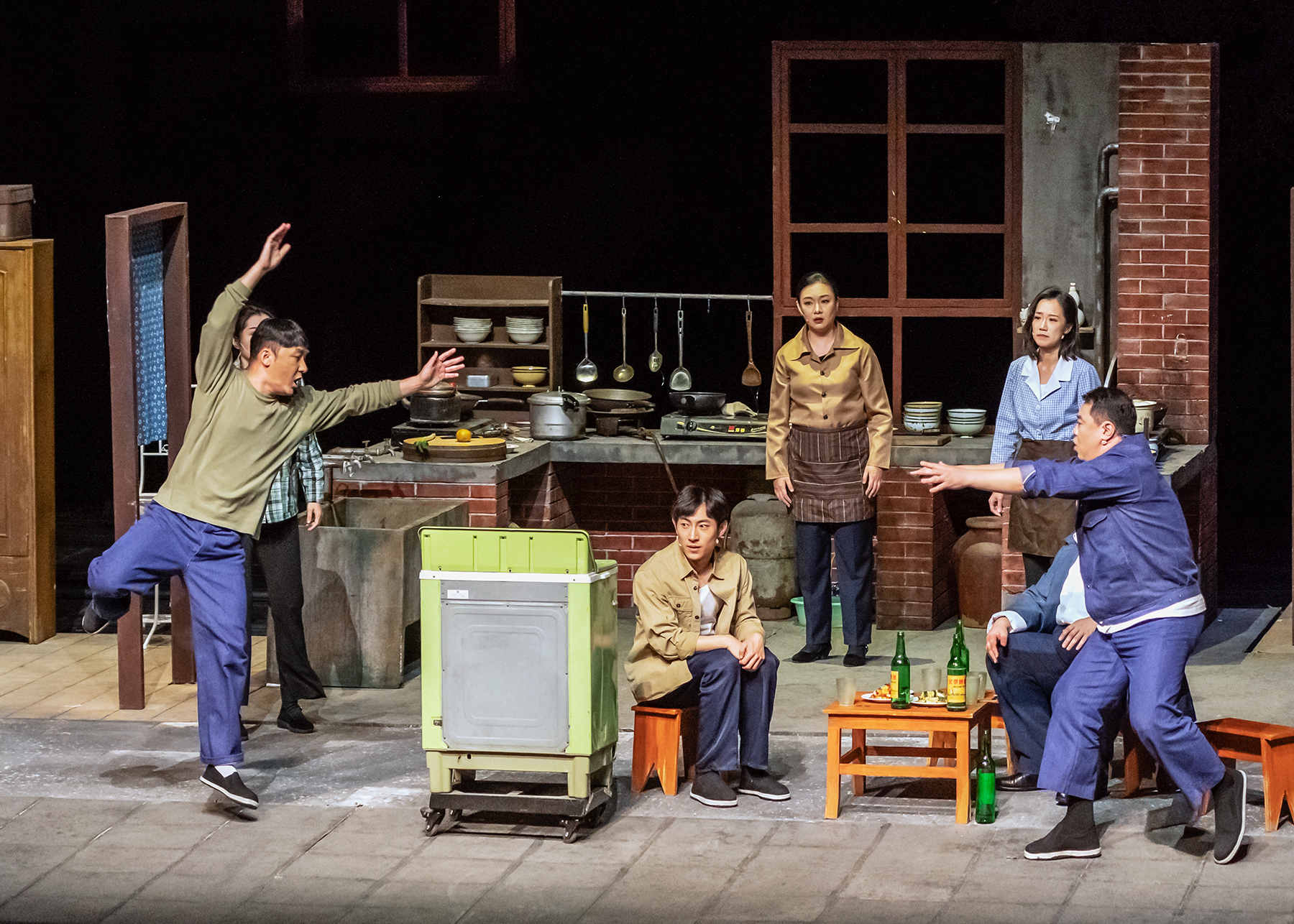 高校原创文化精品 | 一部“蜗居”生活里的温情史诗