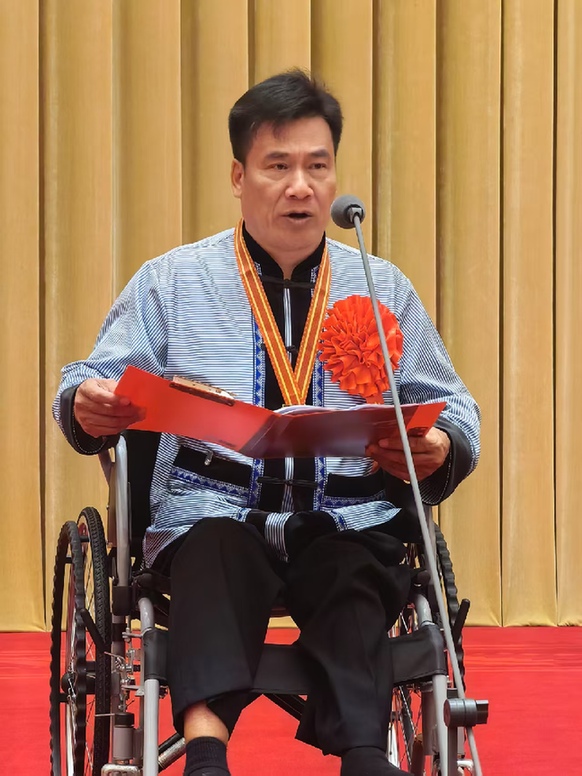 麻线织就致富路：傈僳族残疾手艺人此路恒的逆袭人生