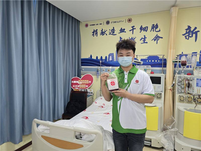 两位青年爱心接力