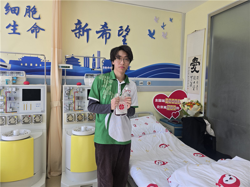 两位青年爱心接力