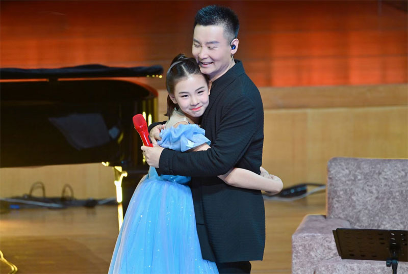 刘和刚成都开唱 父女同台点亮感恩星河