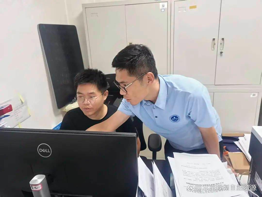 党旗高扬筑堡垒，北京市规划自然资源委怀柔分局以“汛”为令，筑牢防汛“红色堤坝”