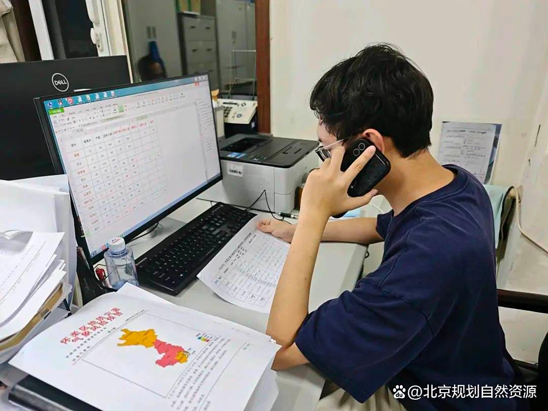 党旗高扬筑堡垒，北京市规划自然资源委怀柔分局以“汛”为令，筑牢防汛“红色堤坝”