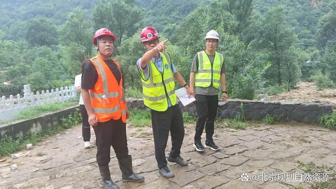 党旗高扬筑堡垒，北京市规划自然资源委怀柔分局以“汛”为令，筑牢防汛“红色堤坝”