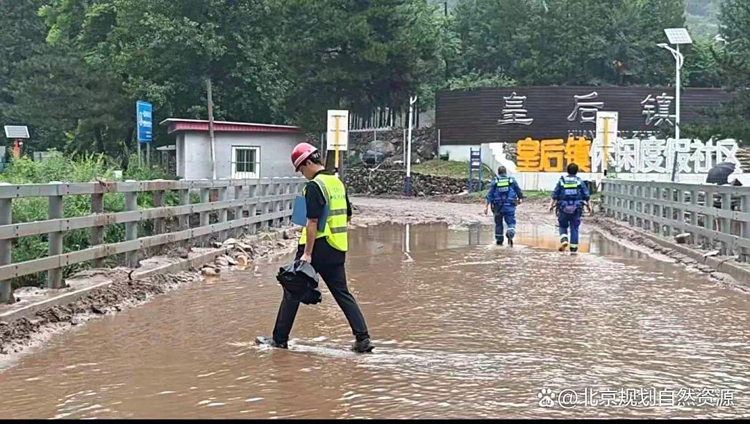 党旗高扬筑堡垒，北京市规划自然资源委怀柔分局以“汛”为令，筑牢防汛“红色堤坝”