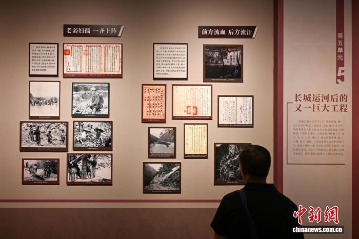 滇缅公路档案文献图片展亮相昆明 再现抗战生命线修建历程 (抗战胜利80周年)滇缅公路档案文献图片展亮相昆明再现抗战生命线修建历程